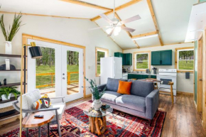 Cozy Cabin w Lake, Hot Tub, Huge Deck & Fire Pit